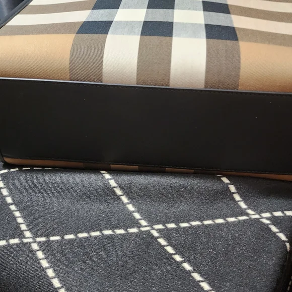 Authentic Nwt Burberry Checkered Tote Woth Strap And Dust Bag - Picture 4 of 4